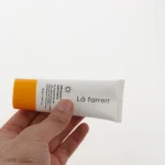 نمای کناری کرم ضد آفتاب بدون رنگ لافارر SPF ۴۰ مدل PREGNANCY SAFE، حاوی محافظ UVA و UVB PA+++ مناسب پوست بانوان باردار حجم ۴۰