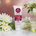 نمای در اتاق کرم ضدآفتاب بی رنگ ایلابرت، SPF ۳۰، مدل ضد لک ۳۰ پلاس، مناسب پوست های معمولی و چرب با حجم ۴۰ میلی لیتر، محافظت ک