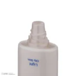 نمای در اتاق کرم ضد آفتاب رنگی ساین اسکین، SPF ۵۰، مدل Syn Shield، مناسب پوست های آکنه دار و چرب با حجم ۵۰ میلی لیتر، آب، مرط