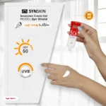 نمای در اتاق فلوئید ضدآفتاب بدون رنگ ساین اسکین SPF۵۰ مدل SYN SHIELD، مناسب پوست های چرب، حجم ۵۰ میلی لیتر اصل سبک دیواری و م