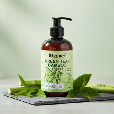 نمای کناری کرم مرطوب کننده و آبرسان بدن ویتامر مدل Green Tea & Bamboo Breeze مناسب برای انواع پوست حجم ۲۵۰ میلی لیتر اصل عمق