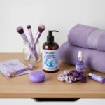 نمای بسته بندی کرم مرطوب کننده و آبرسان بدن ویتامر مدل Lavender & Sage Calm مناسب برای انواع پوست حجم ۲۵۰ میلی لیتر اصل ب