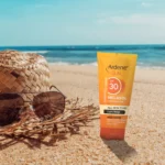 نمای کناری کرم ضد آفتاب رنگی آردن سان، SPF ۳۰، مدل Light Beige، مناسب انواع پوست با تنالیته روشن و حجم ۵۰ میلی لیتر، آب، محاف