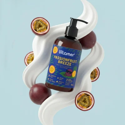 نمای بسته بندی کرم مرطوب کننده و آبرسان بدن ویتامر مدل Passionfruit Breeze مناسب برای انواع پوست حجم ۲۵۰ میلی لیتر اصل برچسب