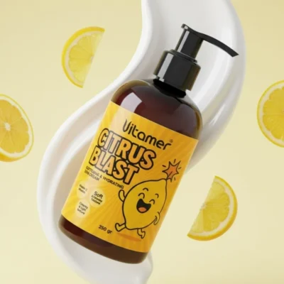 نمای کناری کرم مرطوب کننده و آبرسان بدن ویتامر مدل Citrus Blast مناسب برای انواع پوست حجم 250 میلی لیتر عمق قاب و پروفایل