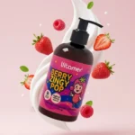 نمای کناری کرم مرطوب کننده و آبرسان بدن ویتامر مدل Berry Zingy Pop مناسب برای انواع پوست حجم ۲۵۰ میلی لیتر اصل عمق قاب و پروف