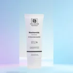 نمای کناری فلوئید ضد آفتاب بی رنگ صورت فولیسنس SPF ۵۰ مدل نیاسینامید محافظ در برابر UVA/UVB مناسب برای پوست چرب، مختلط، آکنه
