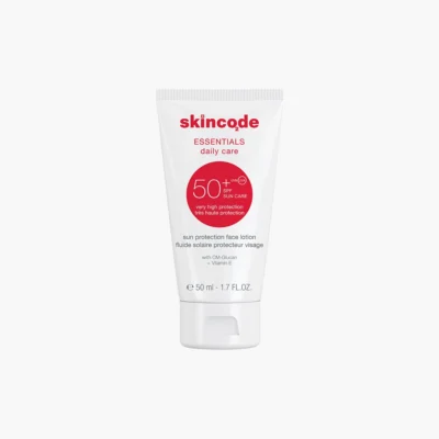 نمای کناری لوسیون ضد آفتاب بی رنگ صورت، بدن اسکین کد SPF ۵۰ مدل LOTION محافظ در برابر UVA/UVB مناسب برای انواع پوست حجم ۵۰ می