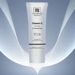 نمای جزئیات کرم ضد آفتاب بی رنگ صورت فولیسنس SPF ۵۰ مدل Vitamin C محافظ در برابر UVA/UVB مناسب برای انواع پوست حجم ۴۰ میلی لی