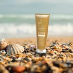 نمای در اتاق کرم ضد آفتاب رنگی سینره، SPF ۵۰، مدل Natural Beige، مناسب انواع پوست با تنالیته متوسط و حجم ۵۰ میلی لیتر، محافظت