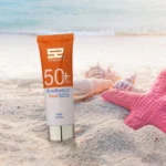 نمای در اتاق کرم ضد آفتاب رنگی ساین اسکین، SPF ۵۰، مدل Syn Shield، مناسب پوست های آکنه دار و چرب با حجم ۵۰ میلی لیتر، آب، مرط