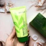 نمای در اتاق کرم ضد آفتاب بدون رنگ فارم استی SPF 50 چای سبز مناسب پوست های چرب و مختلط حجم 70 میلی لیتر سبک دیواری و مرجع اند