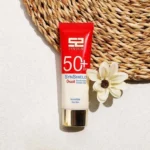 نمای جلو فلوئید ضدآفتاب بدون رنگ ساین اسکین SPF۵۰ مدل SYN SHIELD، مناسب پوست های چرب، حجم ۵۰ میلی لیتر اصل چیدمان صفحه و نشان