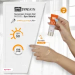 نمای کناری کرم ضد آفتاب رنگی ساین اسکین، SPF ۵۰، مدل Syn Shield، مناسب پوست های آکنه دار و چرب با حجم ۵۰ میلی لیتر، آب، مرطوب