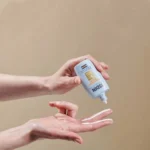 نمای کناری فلوئید ضدآفتاب بدون رنگ ایزدین SPF۵۰ مدل Fusion Water Magic مناسب انواع پوست، حجم ۵۰ میلی لیتر اصل عمق قاب و پروفا
