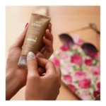 نمای جزئیات کرم ضدآفتاب رنگی سینره SPF۵۰ مدل Broad Spectrum مناسب انواع پوست، حجم ۵۰ میلی لیتر اصل حرکت و نصب پشتی