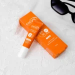 نمای جزئیات کرم ضد آفتاب رنگی دور چشم آیسول SPF 30 مدل TINTED مناسب انواع پوست حجم 15 میلی لیتر حرکت و نصب پشتی