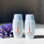 نمای در اتاق کرم ضدآفتاب بی رنگ ژیناژن مدل SPF۵۰، مناسب پوست های چرب، حجم ۵۰ میلی لیتر اصل سبک دیواری و مرجع اندازه
