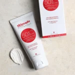 نمای در اتاق لوسیون ضد آفتاب اسکین کد مدل Sun Protective حجم ۵۰ میلی لیتر سبک دیواری و مرجع اندازه